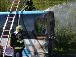 Autobus začal hořet za jízdy.