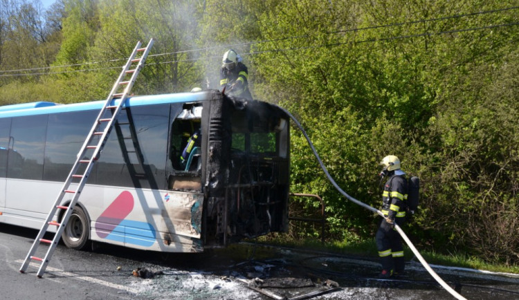 Autobus začal hořet za jízdy.