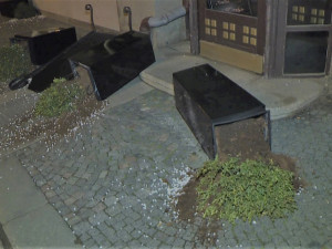 Do liberecké radnice se v noci vloupala opilá žena, vybavení kanceláře vyhazovala na náměstí