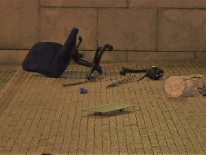 Do liberecké radnice se v noci vloupala opilá žena, vybavení kanceláře vyhazovala na náměstí