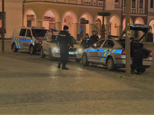 Do liberecké radnice se v noci vloupala opilá žena, vybavení kanceláře vyhazovala na náměstí