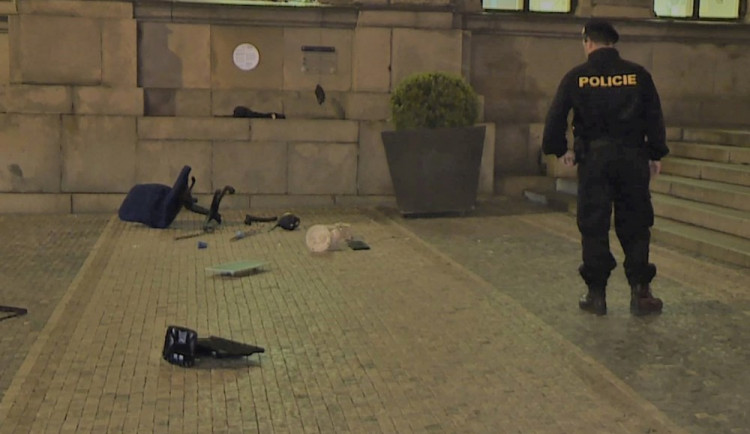 Do liberecké radnice se v noci vloupala opilá žena, vybavení kanceláře vyhazovala na náměstí