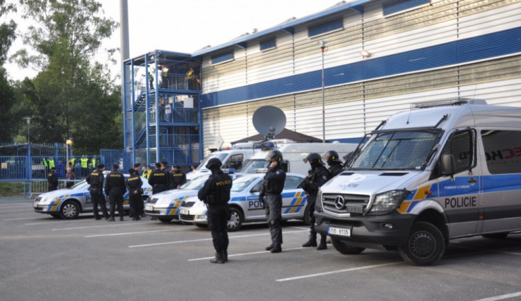 Policisté v souvislosti s fotbalovým derby zajistili šest osob
