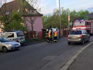 Nehoda ve Vrchlického ulici, dodávka skončila po nárazu na boku