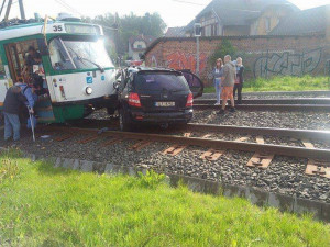 Řidič vjel přímo před rozjetou tramvaj, škoda jde do stovek tisíc korun