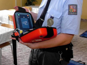 Defibrilátor v policejním voze zachránil život. Senior po téměř hodinovém oživování otevřel oči