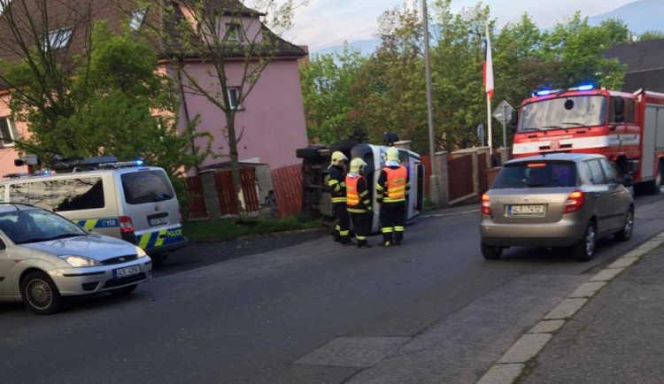 Nehoda ve Vrchlického ulici, řidič otočil svou dodávku na bok