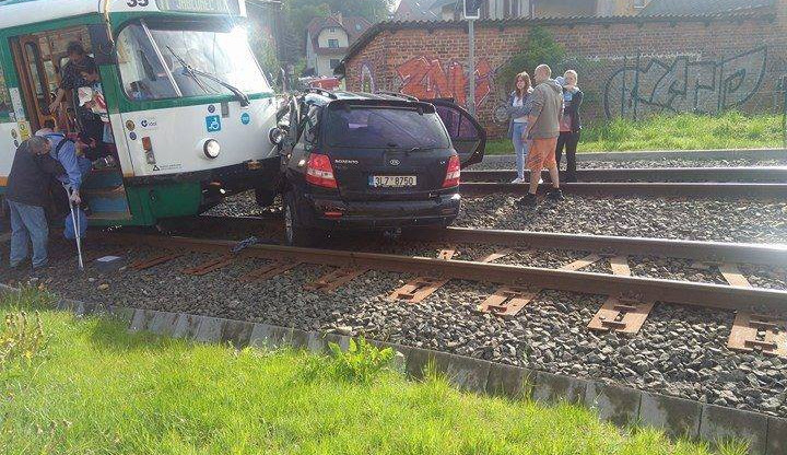 Řidič vjel přímo před rozjetou tramvaj, škoda jde do stovek tisíc korun