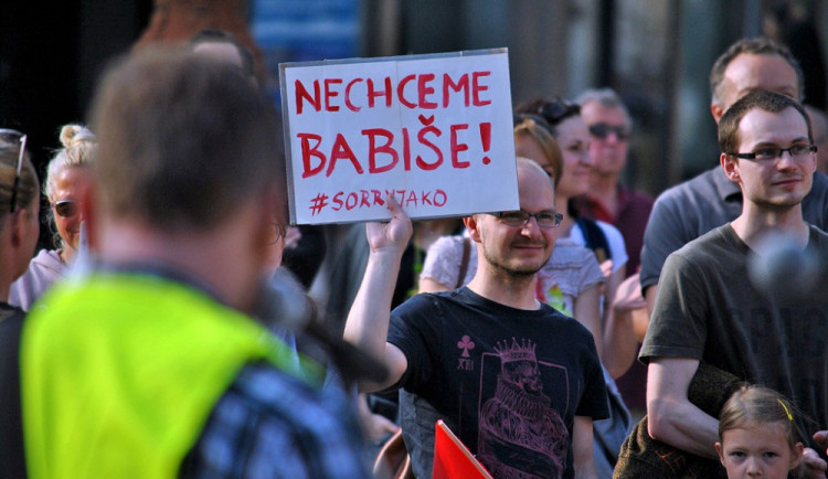 FOTO: U radnice se opět sešli lidé nespokojení s prezidentem Zemanem a Andrejem Babišem