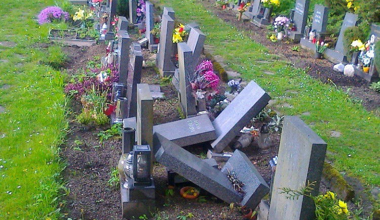 Poničené hroby na libereckém hřbitově