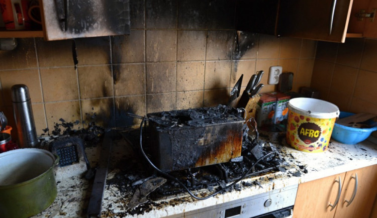 Fritéza bez dozoru způsobila desetitisícové škody, pět lidí skončilo v nemocnici