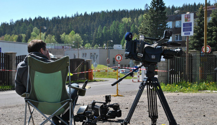 Novináři čekají na Kajínka, zatím není zřejmé, kdy milost dorazí