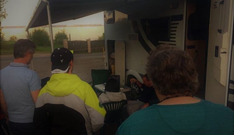 Novináři mají za sebou první den vyhlížení Jiřího Kajínka, někteří u rýnovické věznice nocují