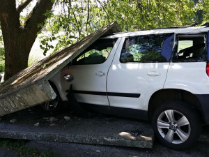 FOTO: Řidička srovnala se zemí betonovou zastávku. Sama se lehce zranila