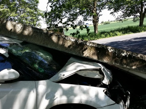 Auto zdemolovalo zastávku.