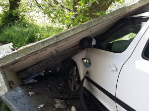 Auto zdemolovalo zastávku.