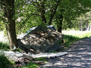 Auto zdemolovalo zastávku.