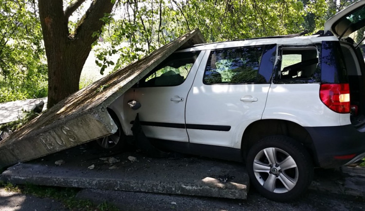 Auto zdemolovalo zastávku.