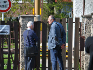 Před rýnovickou věznici dorazil fanoušek Jiřího Kajínka s podepsanou fotografií