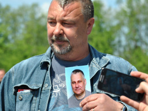 Před rýnovickou věznici dorazil fanoušek Jiřího Kajínka s podepsanou fotografií