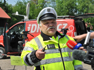 Před rýnovickou věznici dorazil fanoušek Jiřího Kajínka s podepsanou fotografií