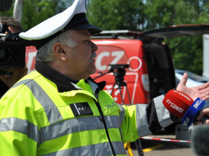 Před rýnovickou věznici dorazil fanoušek Jiřího Kajínka s podepsanou fotografií