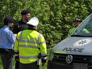 Před rýnovickou věznici dorazil fanoušek Jiřího Kajínka s podepsanou fotografií