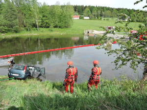 FOTO: Auto vjelo do rybníka. Řidič i spolujezdkyně se stihli dostat ven bez zranění