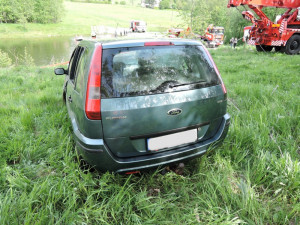 Auto vjelo do rybníka.