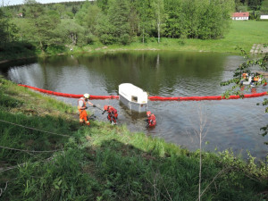 Auto vjelo do rybníka.