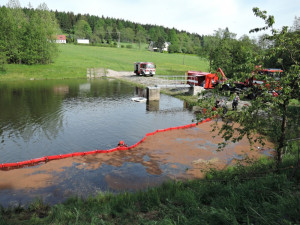 Auto vjelo do rybníka.