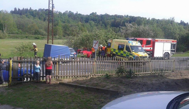 V Jablonném se střetla dvě auta, nehoda blokovala provoz skoro dvě hodiny