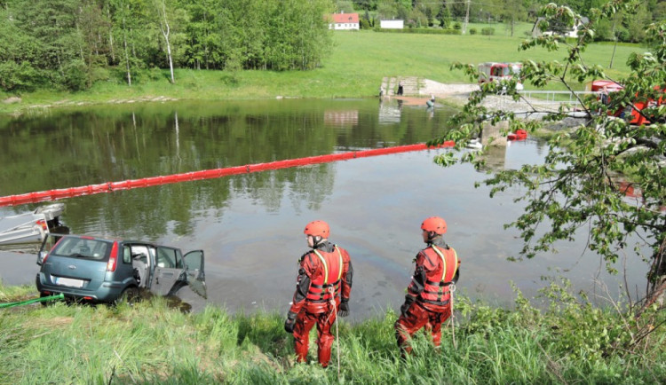 Auto vjelo do rybníka.