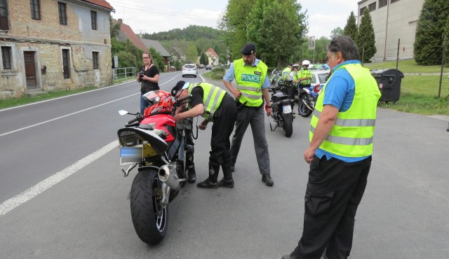 Motocyklista si spletl silnici s okruhem, povolenou rychlost překročil o více než 70 kilometrů v hodině