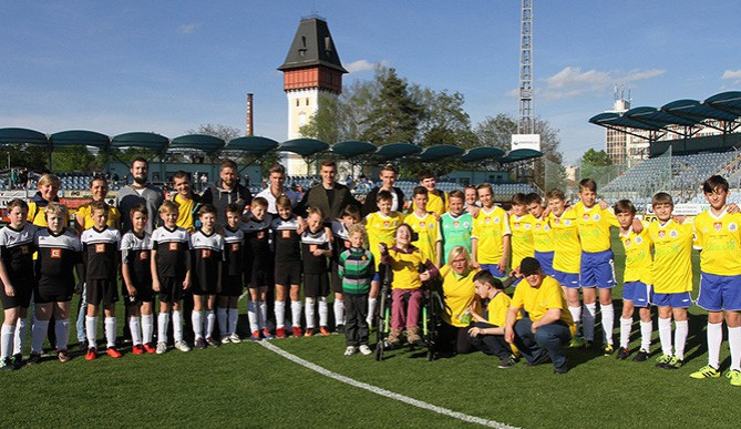 Hráči SK Dynamo navštíví Centrum Bazalka a předají mu peněžitý šek