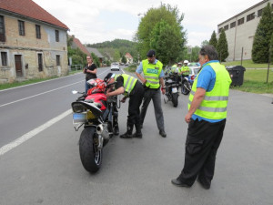 Motocyklista si spletl silnici s okruhem, povolenou rychlost překročil o více než 70 kilometrů v hodině