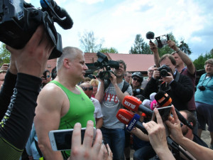 Jiří Kajínek odpovídá novinářům.