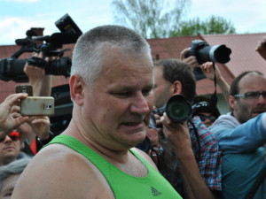 Jiří Kajínek odpovídá novinářům.