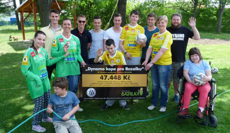 Pětice hráčů Dynama byla předat peněžitý šek Bazalce