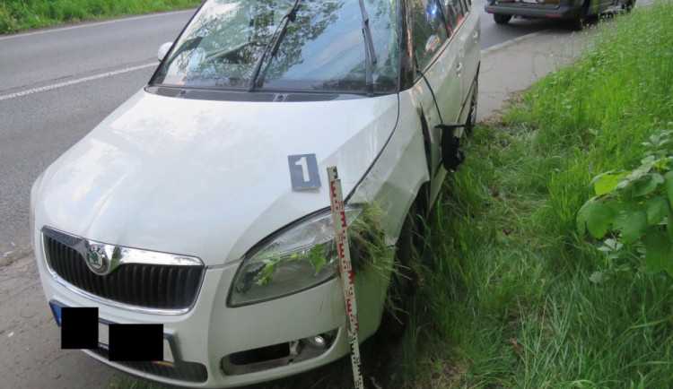 Řidička se lekla protijedoucího auta, vjela na chodník a otočila svou Fabii přes střechu