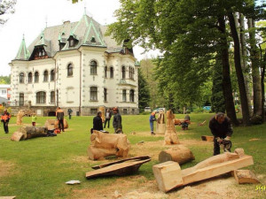 Na sympoziu v Desné řezbáři tvoří koňskou lavičku či anděla