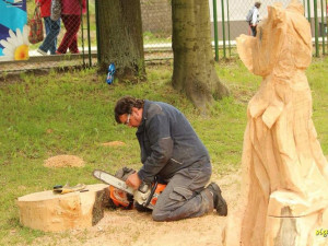 Na sympoziu v Desné řezbáři tvoří koňskou lavičku či anděla