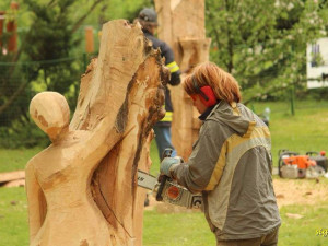 Na sympoziu v Desné řezbáři tvoří koňskou lavičku či anděla
