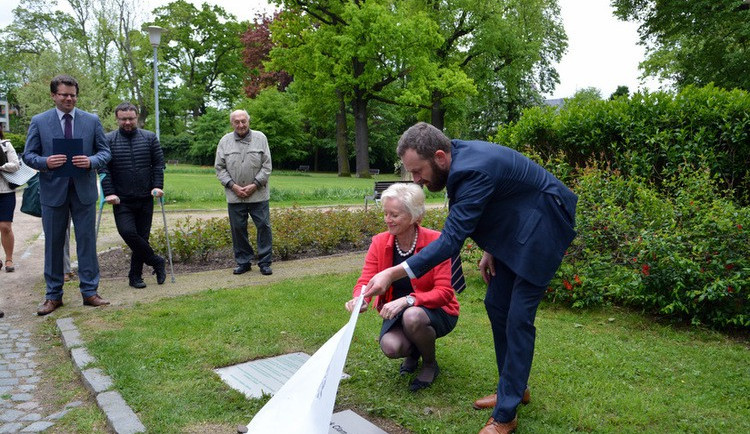 Primátor Batthyány a Christine Kelly právě odkrývají název parku.
