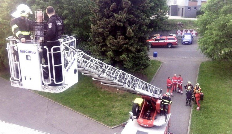 Podnapilý muž chtěl skočit ze střechy Centrumu na Králově Háji, zabránili mu v tom strážníci