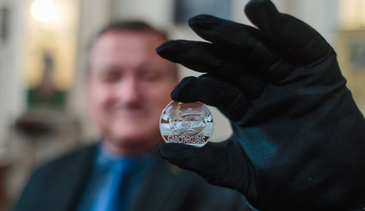 Medaile s Gabčíkem a Kubišem.