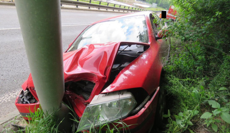 Řidič to napálil do sloupu.