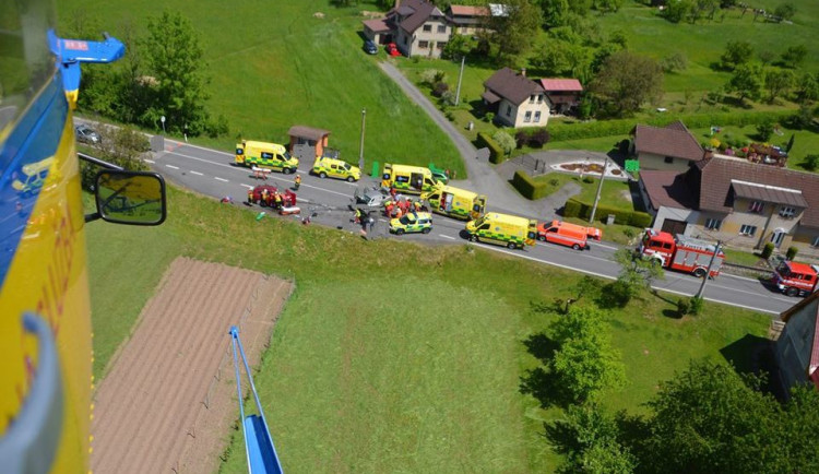 Vážná dopravní nehoda pod Kozákovem. Sedm lidí se zranilo, tři těžce
