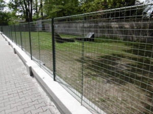 Odpočinkové místo v Komenského ulici.