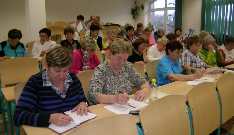 Centrum dalšího vzdělávání liberecké univerzity nabízí akreditované kurzy pro učitele a seniorům kurzy Univerzity třetího věku